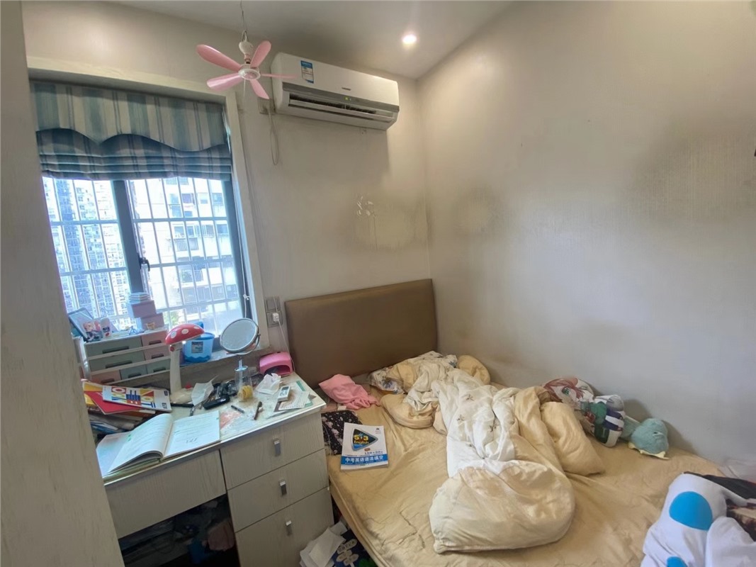 百榕电梯房18楼西边间64平米 258万开价