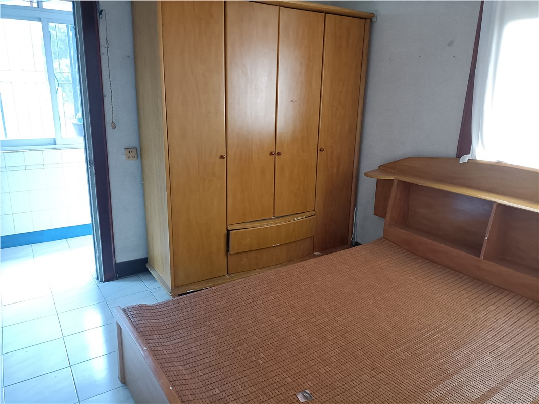 广场路后巷15号宿舍楼3楼  53平米 163万 马上过户