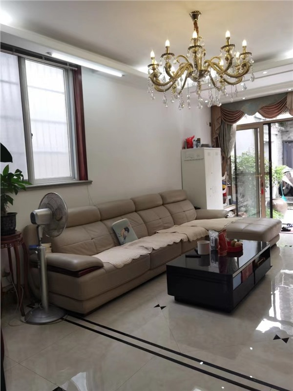 广场后巷落地房1-3楼 豪装小别墅 带院子 105平米 350万 小学初中都不占名额