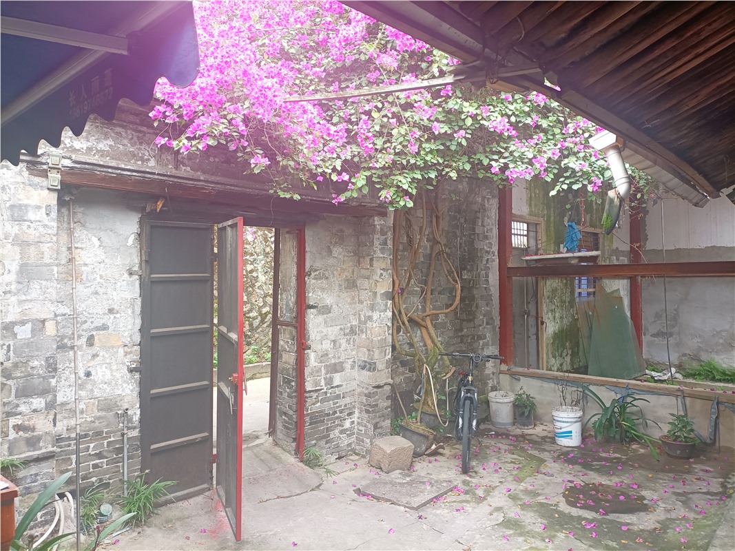 广场后巷4号大院内 68平米 产权面积 100平米实际面积 288万 小学初中 均为2025年