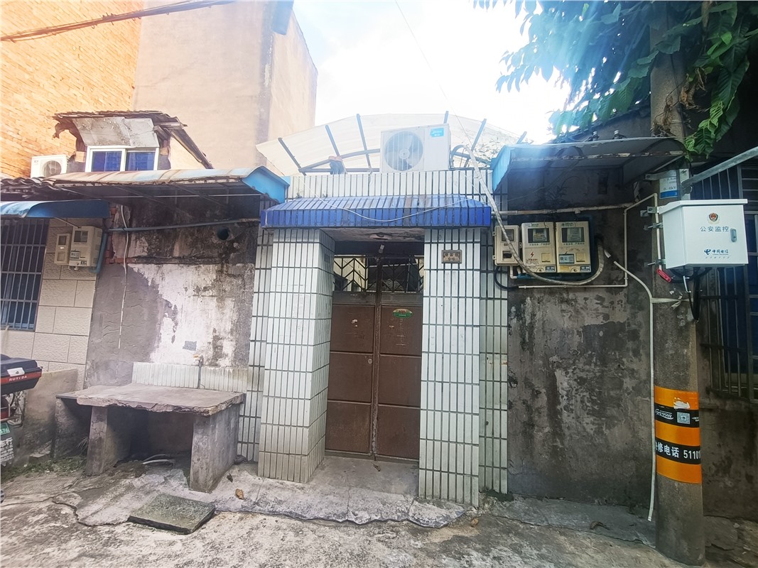 卷索巷9号内1楼 45平米产权面积70平米实际面积 188万 带小院