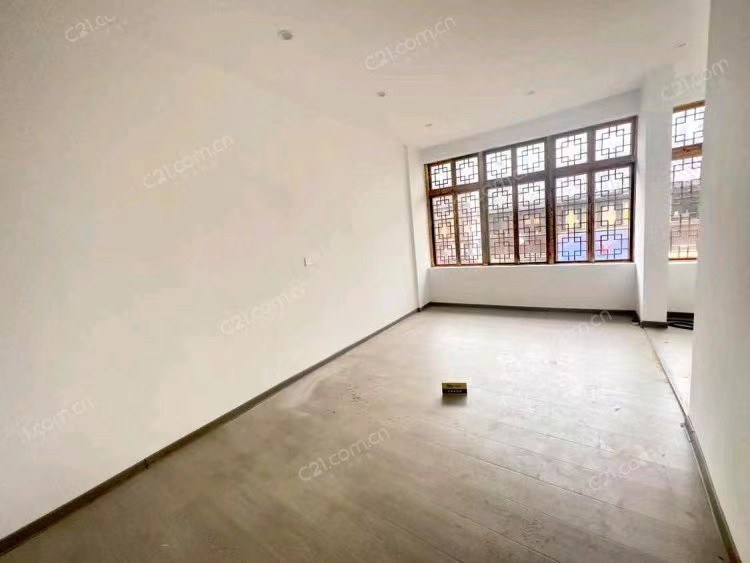 广场路88号2楼 32平米 165万