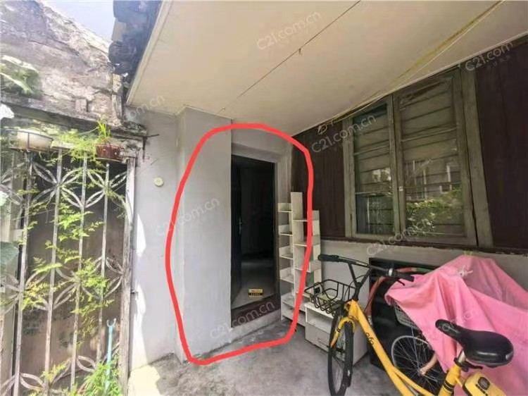 西公廨10号大院内 落地房1-3楼 135平米 358万 初中小学均不占