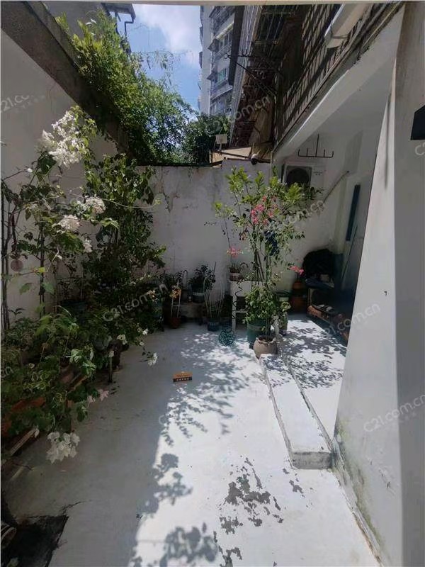 安平坊13号宿舍楼1楼 43平米 162万 带独用小院子