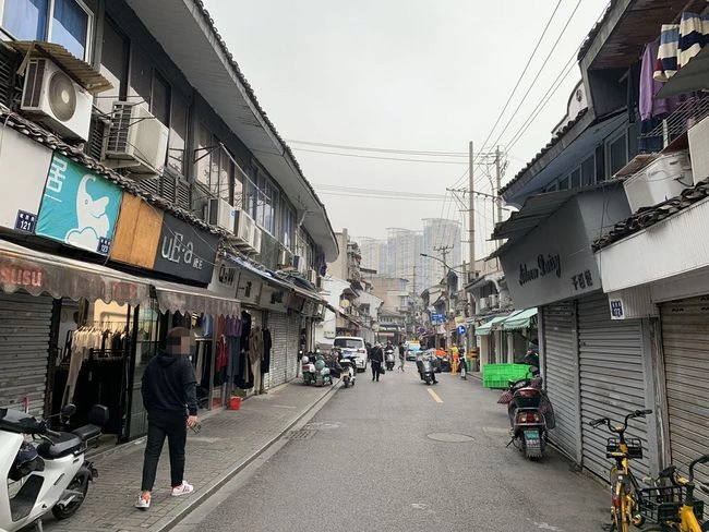 城西街52号 砖结构落地房1楼 27平米 135万