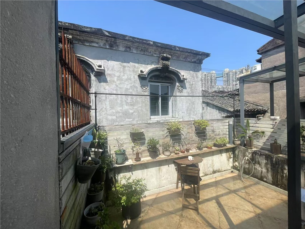 沧河巷35号内3层小洋房带露台 68平米260万 不占名额