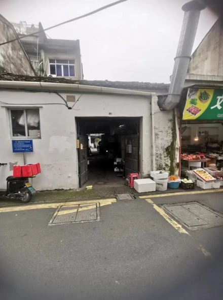 三官殿138号大院内落地房1楼 46平米 108万