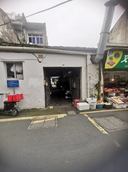 三官殿138号大院内落地房1楼 46平米 145万