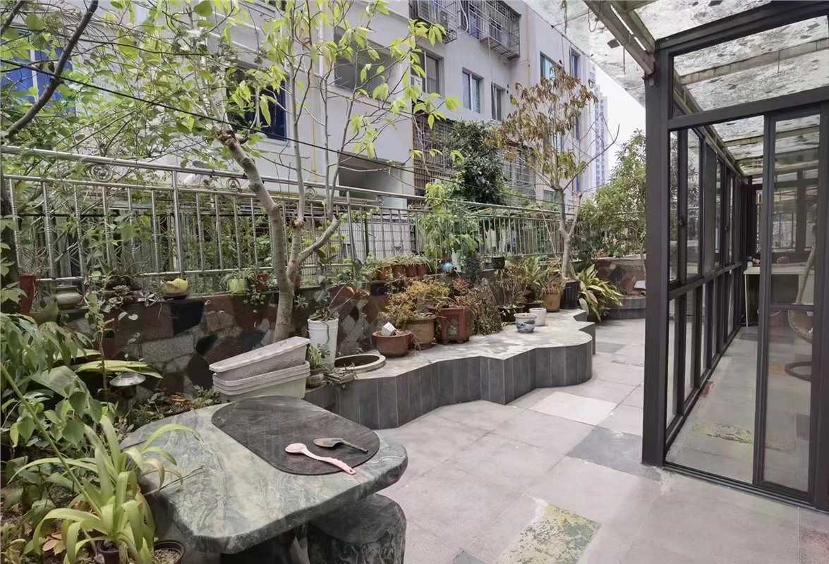 新世界广场3楼带独用露台 125平米 389万 小学不占名额 初中2027