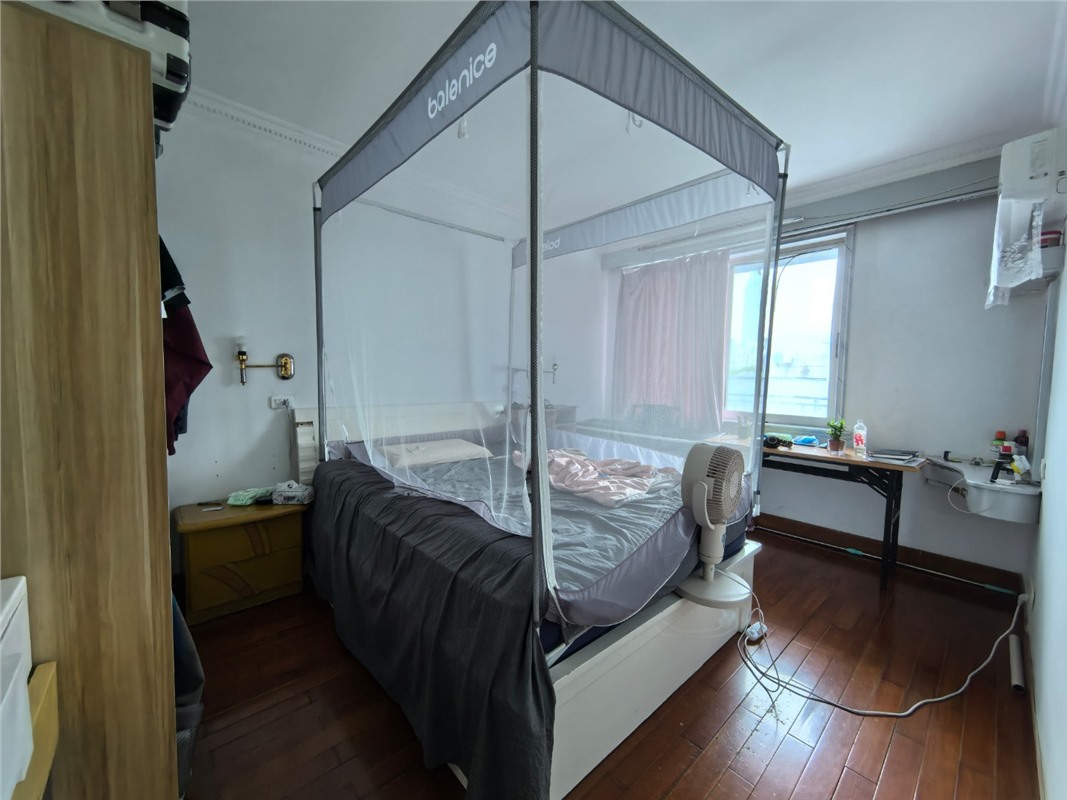 新世界广场8楼 75平米288万 小学不占 初中28年