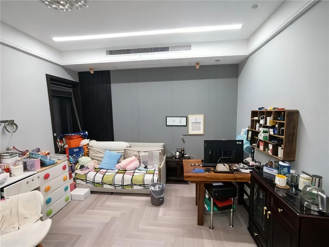 广府8楼有电梯直达 103平米 252万 不占名额  带露台