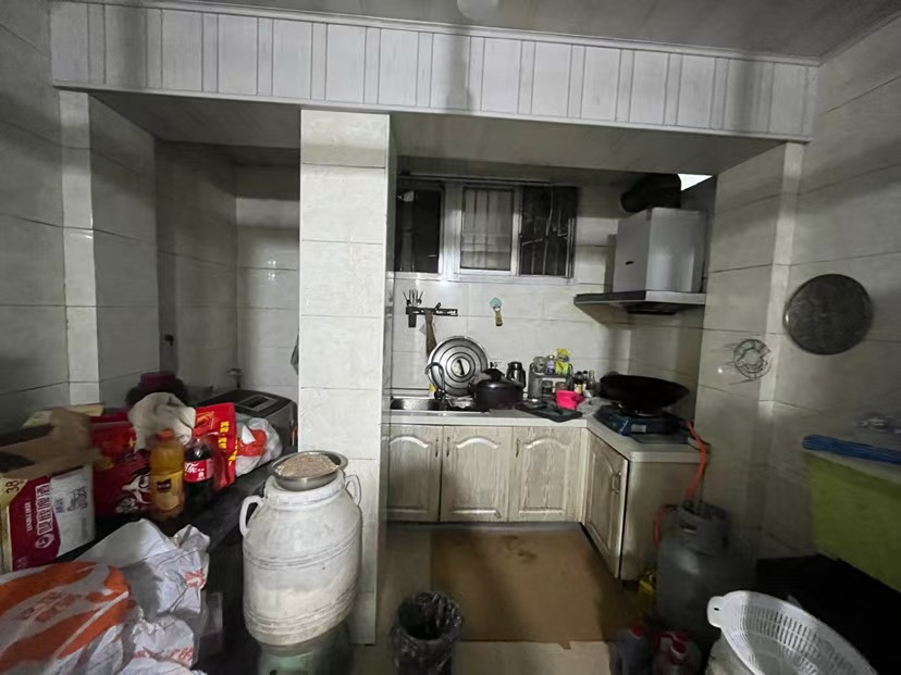 飞鹏巷5号宿舍楼1楼 29平米 132万