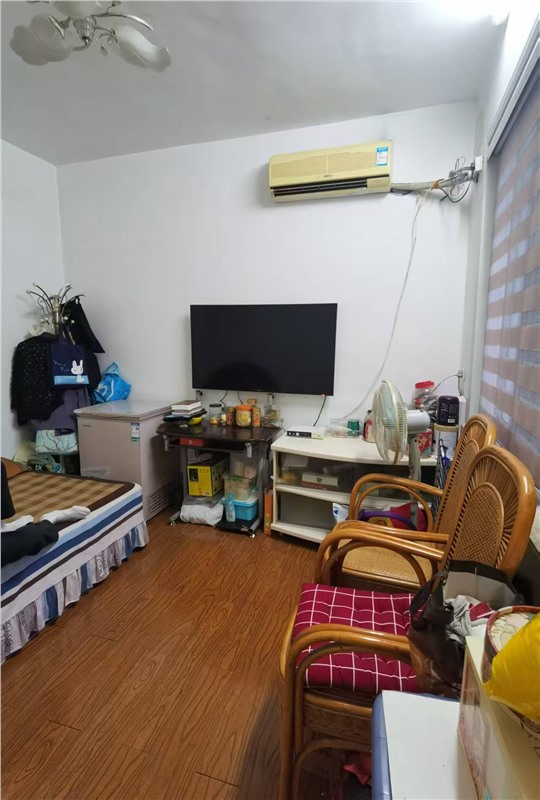 小虹桥11弄内落地房1-3楼 42平米产权面积 90平米实际面积带露台159万