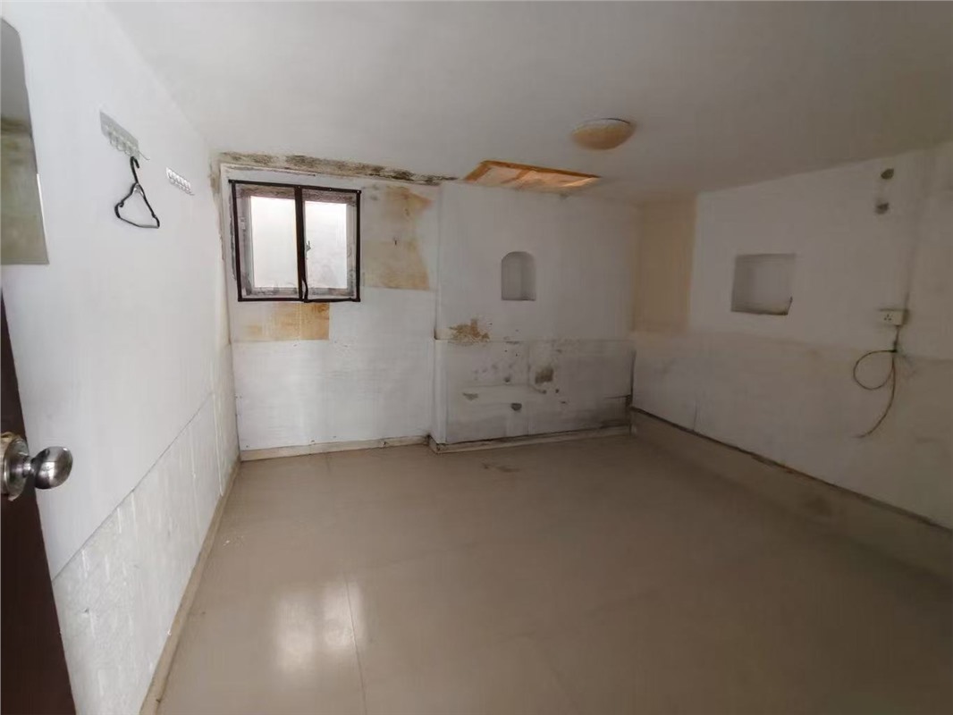 三官殿22弄内落地房1楼 47平米 143万