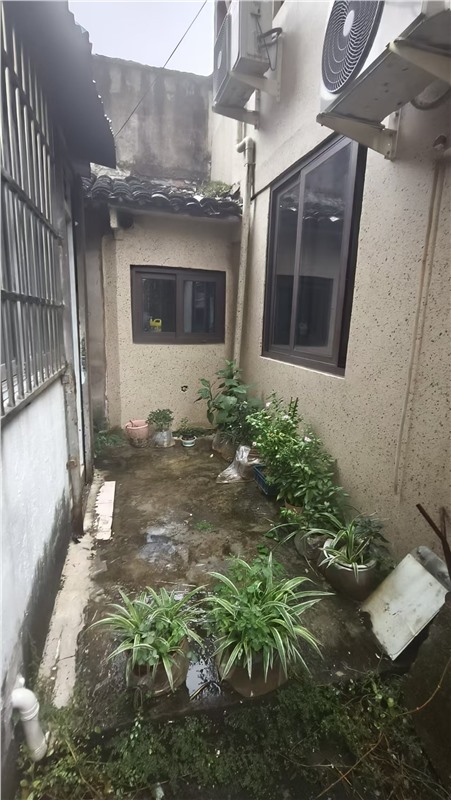 安平坊5号宿舍楼1楼 31平米带独用院子 145万