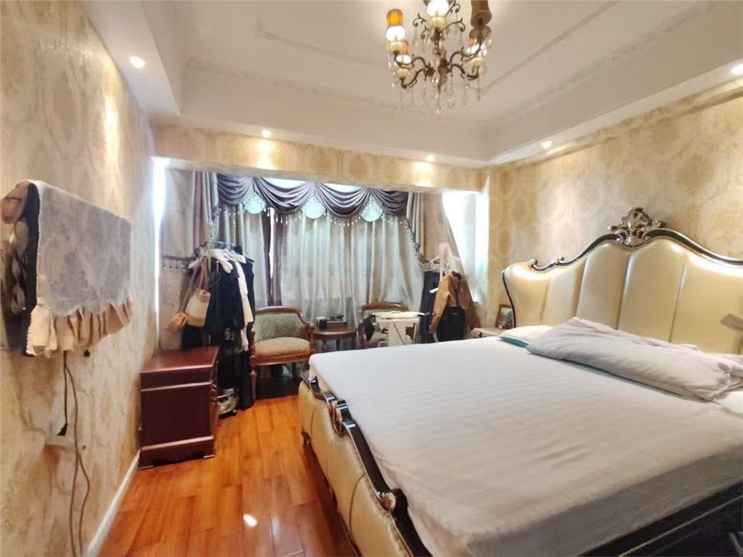 皇家16楼 南边间 105平米 368万 小学不占 初中2028