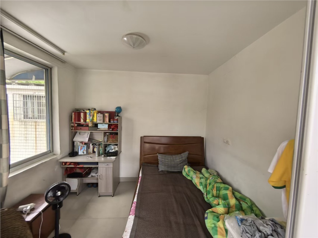 广场后巷45号 落地房1-3楼 80平米 305万 初中小学都不占