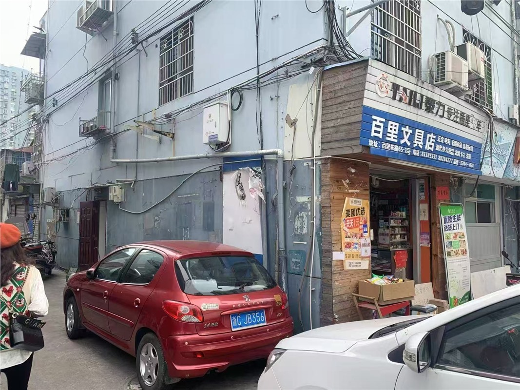 百东65-1-101 50.75平米 住宅做店面 135万